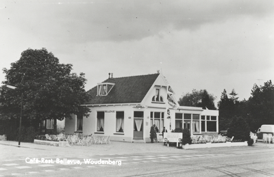 605775 Gezicht op het café-restaurant Bellevue (Stationsweg 33) te Woudenberg.